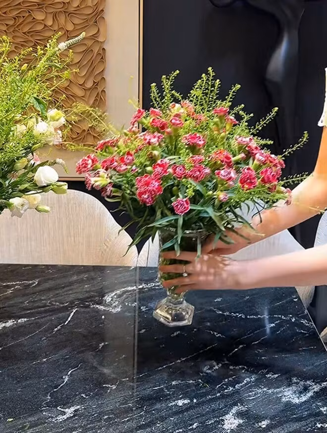 Đỗ Thị Hà đặt hoa vào nhiều loại bình khác nhau, từ lọ thủy tinh cao cổ đến pha lê sang trọng. Mỗi kiểu hoa lại có cách thể hiện riêng. Ảnh chụp màn hình