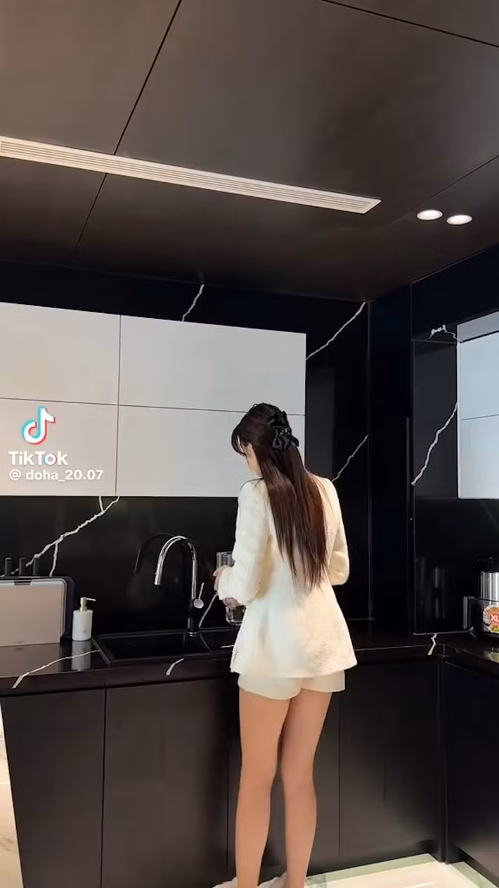 Khu bếp tiện nghi, mang phong cách hiện đại. Ảnh chụp màn hình