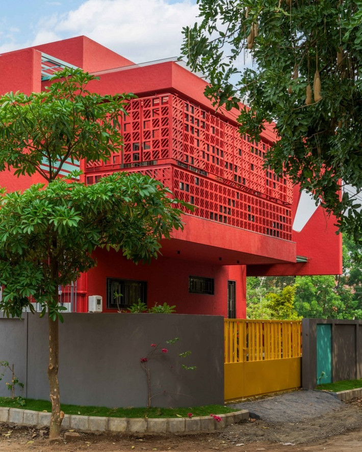 Với mặt tiền đất nung đỏ, ngôi nhà như một tuyên ngôn táo bạo và thu hút sự chú ý giữa khu phố. Ảnh: Thearchitectsdiary