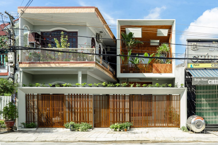 Tọa lạc tại Quảng Nam, ngôi nhà ống với diện tích 125m2 được thiết kế cho một gia đình đa thế hệ, trong đó hai tổ ấm – cha mẹ và con cái – cùng sống trên một khu đất. Ảnh: Phan Trọng Tín - Minh Anh