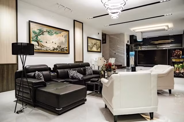 Căn biệt thự gồm 3 tầng, phòng khách, bếp, 7 phòng ngủ, phòng gym...Ảnh: FBNV