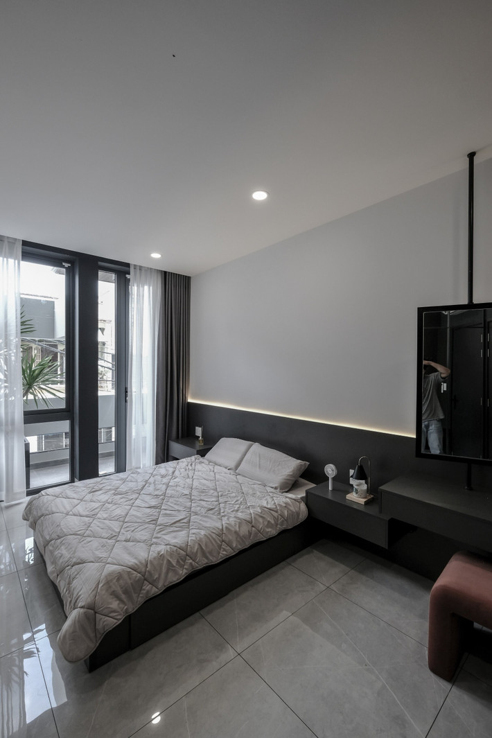 Với cửa sổ lớn và ban công riêng, phòng ngủ master trên tầng 2 mang đến không gian rộng, kết nối với bên ngoài. Ảnh: 3A Design