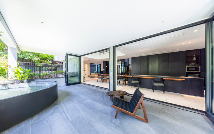 Trái với vẻ ngoài thô cứng, không gian bên trong tràn ngập ánh sáng tự nhiên. Ảnh: Hiroyuki Oki