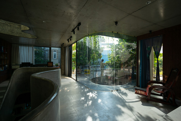 Khu đất có chiều sâu hạn chế, mỗi sàn khoảng 40m2, nhưng khoảng lùi quy hoạch lại lớn - điều này làm tăng thách thức về diện tích sử dụng. Ảnh: Quangdam