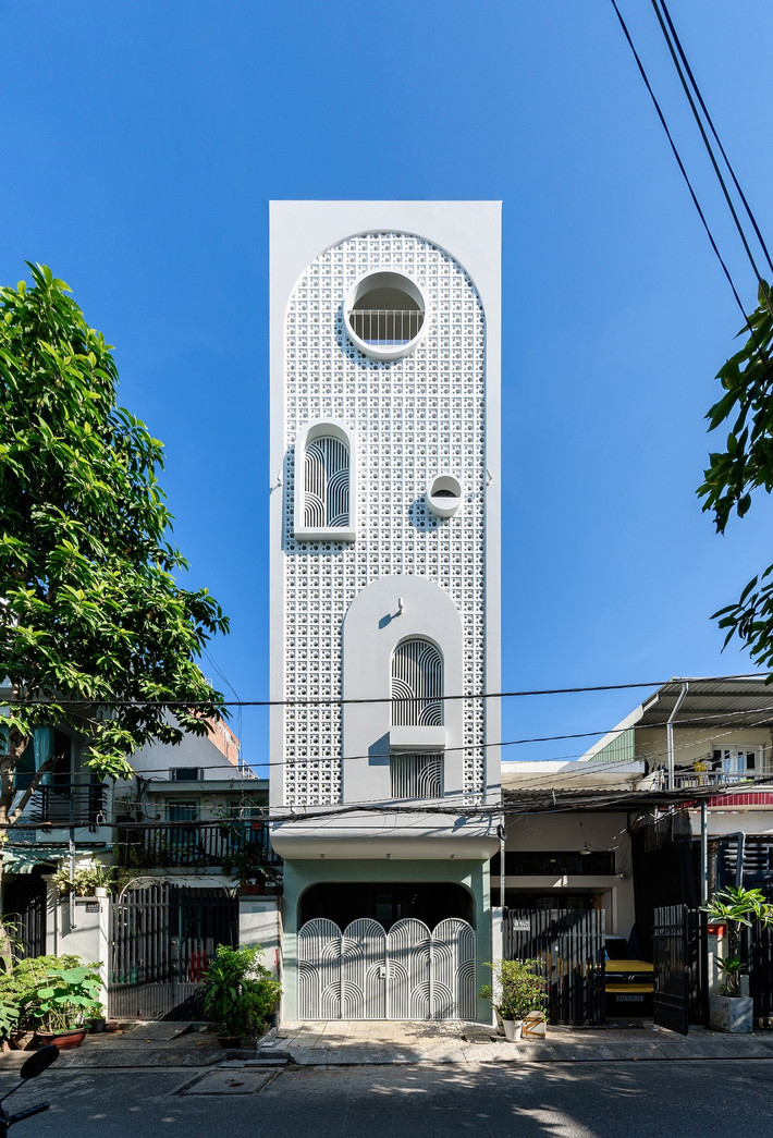 Được xây dựng trên khu đất 67m2 tại TP HCM, ngôi nhà thuộc sở hữu của gia chủ là bác sĩ thường xuyên vắng nhà do đặc thù công việc. Ảnh: LonTon Studio