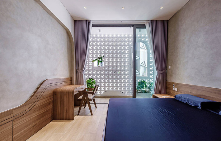 Đường cong của nội thất và các ô cửa làm không gian mềm mại hơn. Ảnh: LonTon Studio