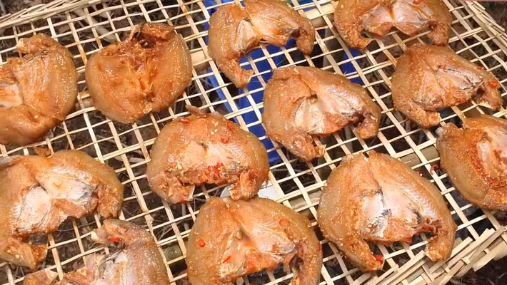 Nhờ đó, nghề làm cá rô phi khô mang về nguồn thu nhập đáng kể cho nhiều hộ dân ở miền Tây. Ảnh: Internet