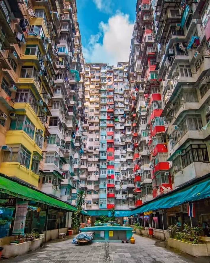 Tuy nhiên, cuộc sống bên trong khu chung cư Montane Mansion cũng là một lát cắt sinh động về xã hội Hồng Kông: nơi hàng nghìn người chung sống trong không gian chật hẹp. Ảnh: Kosublog