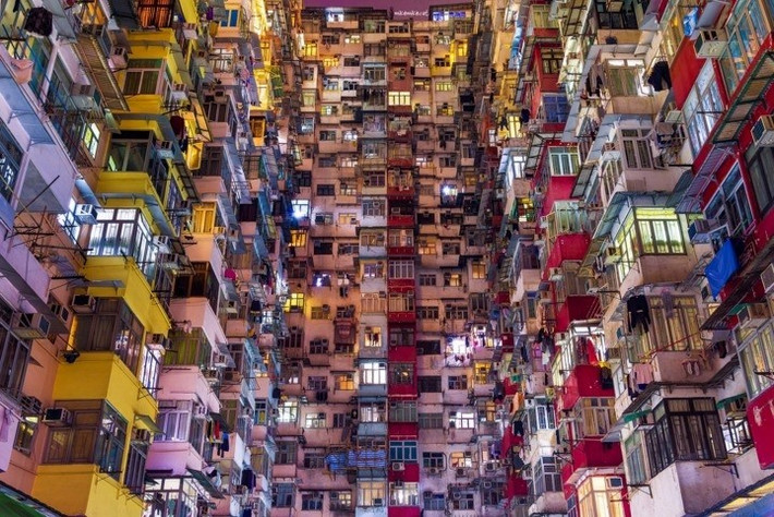 Mỗi ô cửa sổ là một câu chuyện khác nhau, có nhà đặt bàn thờ, có nhà treo quần áo, có cửa sổ mở hé để hứng chút gió trời. Ảnh: Kosublog