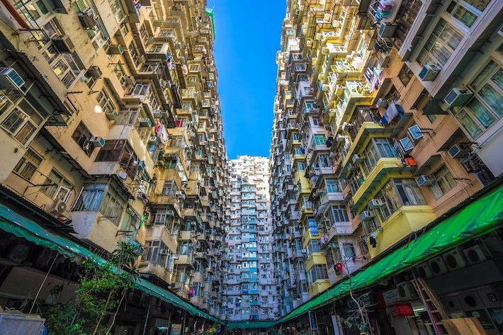 Điều khiến Montane Mansion thu hút du khách là bố cục kiến trúc đặc biệt. Các khối nhà được xây liền kề và đối diện nhau, tạo thành một khoảng sân hẹp hình chữ U ở giữa. Ảnh: Kosublog