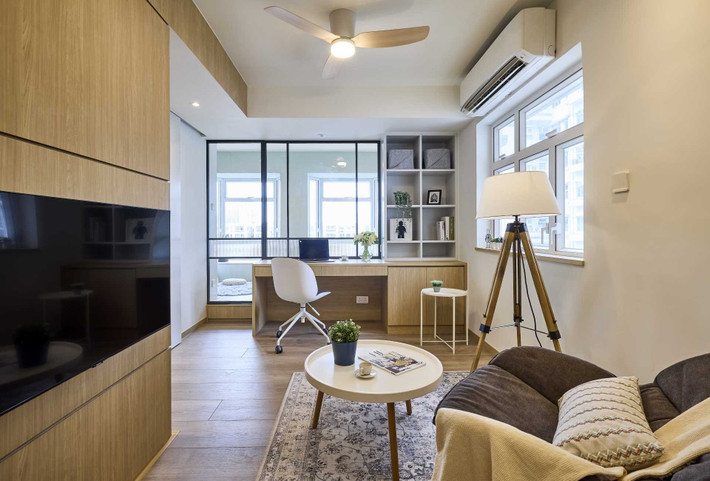 Do thường xuyên làm việc tại nhà nên gia chủ không muốn làm việc ở những không gian riêng biệt. Vì vậy, thiết kế mở cho phép mỗi người có không gian riêng, như làm việc ở phòng khách hoặc tại bàn làm việc, nhưng vẫn gần nhau. Ảnh: sj33