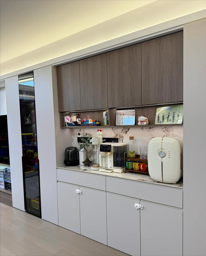 Tủ phụ tưởng là sang, đựng nhiều thứ hơn nhưng sau vài năm, nửa số ngăn trống, nửa còn lại chứa toàn đồ hết hạn hoặc chẳng dùng đến. Ảnh: Sohu