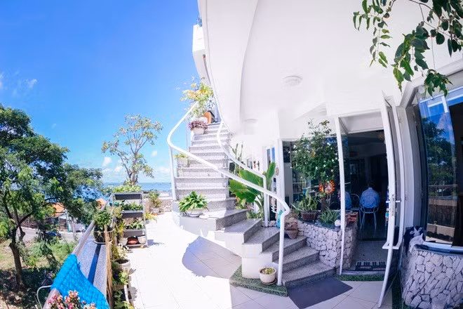 Bên ngoài căn nhà là khung cảnh bình yên, có thể ngắm cảnh đẹp của biển. Ảnh: Internet