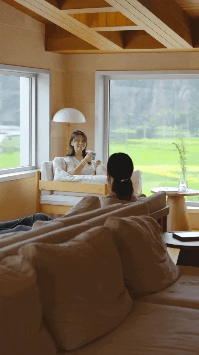 Từ góc cửa sổ bên trái, gia chủ có thể ngắm nhìn những ngọn núi, cánh đồng lúa và một hồ nước “nên thơ”. Ảnh: Sohu