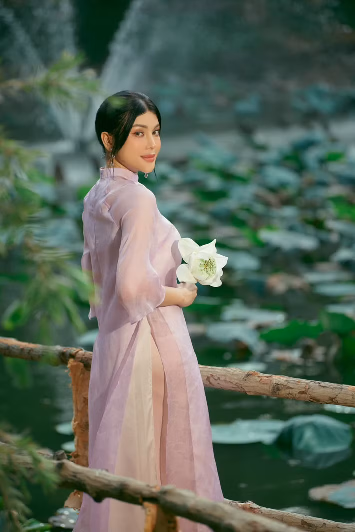 Lily Chen (sinh năm 1995) từng gây chú ý khi giành á quân Tình bolero 2019. Bên cạnh đó, người đẹp quê Tây Ninh còn hoạt động ở vai trò người mẫu, tham gia đóng phim. Ảnh: FB Lily Chen