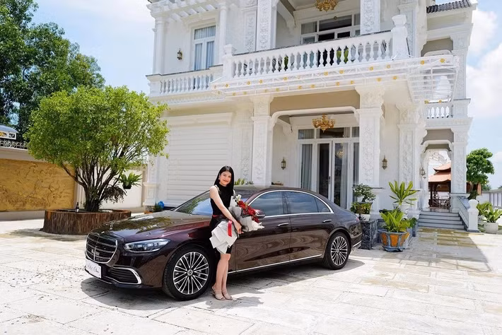 Xung quanh biệt thự là hệ thống báo động kiên cố. Ngay cổng vào là hồ cá Koi nhỏ xinh với tiểu cảnh nhẹ nhàng. Ảnh: FB Lily Chen