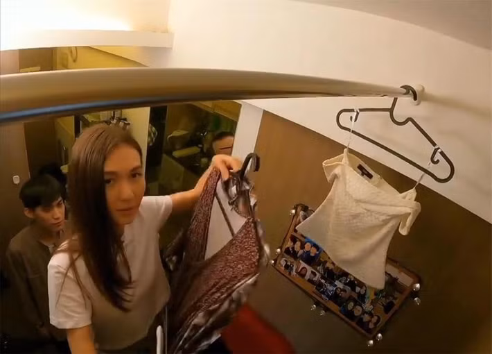 Để không gian gọn gàng, vợ chồng trẻ tận dụng triệt để các giải pháp lưu trữ. Trong đó, tủ quần áo kịch trần được chia ngăn khoa học để treo và gấp đồ ngăn nắp. Ảnh: Toutiao