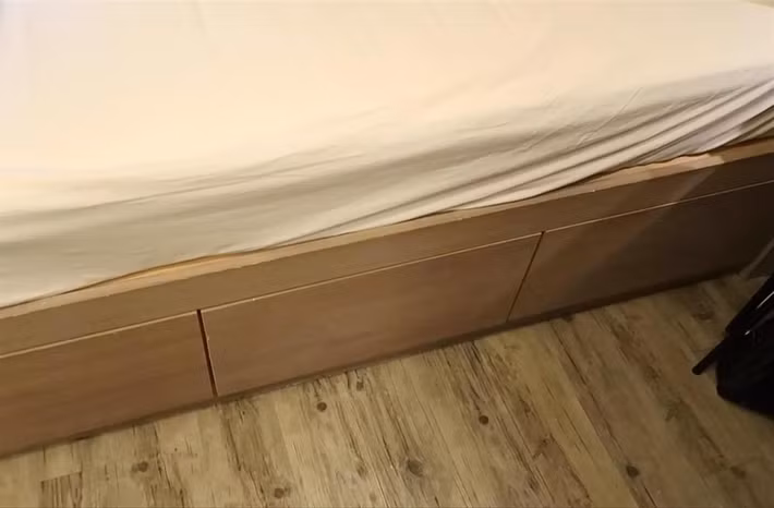 Bên dưới giường ngủ thiết kế ba hộc tủ lớn, tiện cất chăn ga gối hay quần áo trái mùa. Ảnh: Toutiao