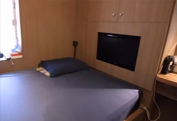 Đối diện là hệ tủ âm tường chừa khoảng trống gọn gàng để đặt chiếc TV nhỏ. Ảnh: Toutiao