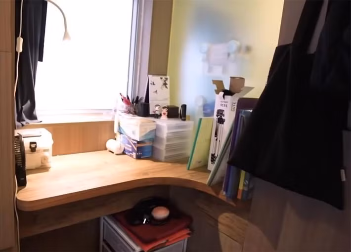 Ba mặt của căn hộ đều có cửa sổ, nên ở góc sáng nhất, cặp vợ chồng đặt một chiếc bàn cong nhỏ vừa là góc trang điểm, vừa kiêm nơi làm việc. Ảnh: Toutiao