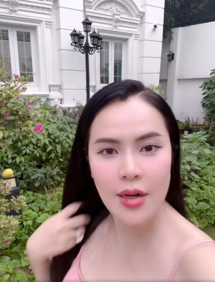 Mới đây, Hoa hậu Phương Lê quay video hé lộ không gian khu vườn xanh mướt được bố trí gọn gàng giữa khuôn viên biệt thự. Ảnh chụp màn hình