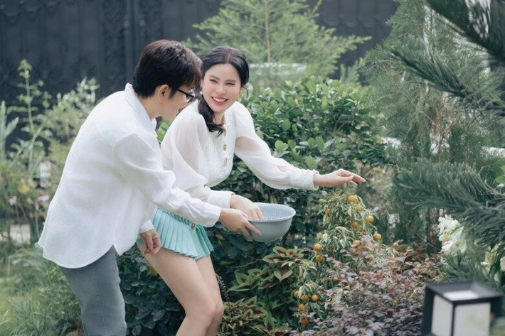 Ngoài thiết kế sang trọng, căn biệt thự còn gây chú ý bởi khu vườn rộng rãi, trồng đủ các loại rau củ, hoa trái sạch. Ảnh: FBNV