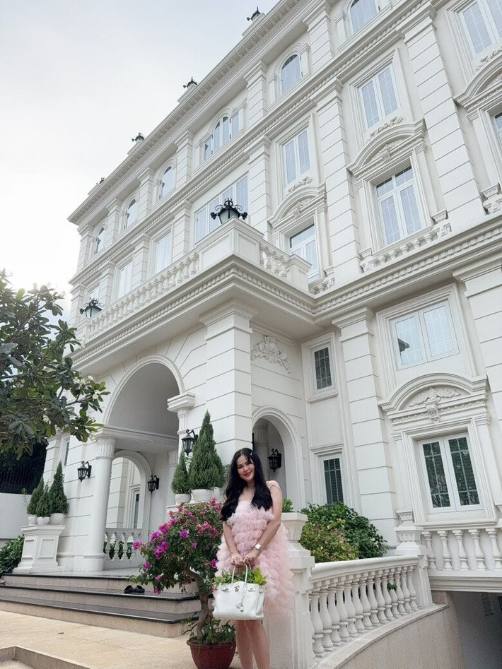 Hoa hậu Phương Lê sở hữu căn biệt thự bề thế tại TP Thủ Đức (TP HCM) mang kiến trúc châu Âu cổ điển, trắng muốt từ ngoài vào trong. Ảnh: FBNV