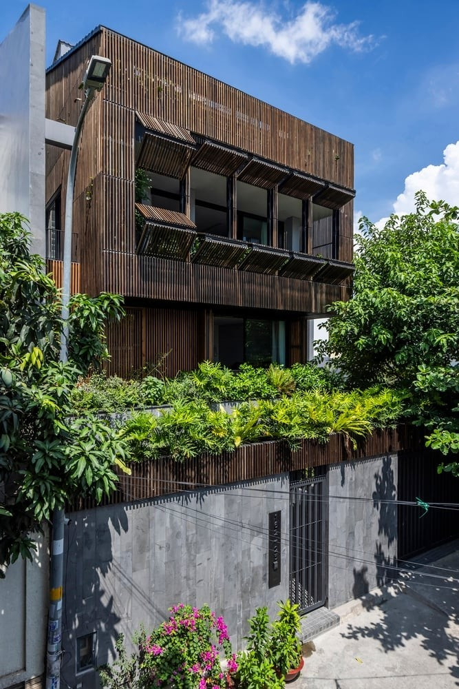 Khác với mặt tiền nhà phố thông thường, Black Cube House được định hình bởi hệ lam gỗ sơn dầu màu đen có thể đóng – mở tùy nhu cầu sử dụng. Ảnh: Hiroyuki Oki