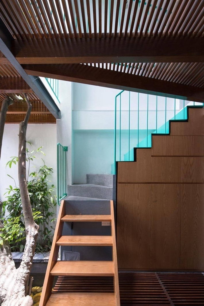 Cầu thang gỗ nối tiếp lên cầu thang láng xi măng và kim loại tạo ấn tượng độc đáo. Ảnh: Triệu Chiến
