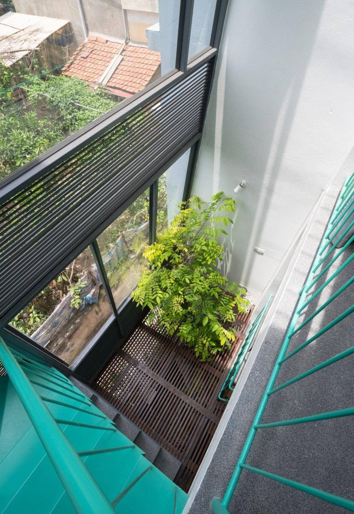Khoảng thông tầng và sàn khung gỗ góp phần tạo nên sự thoáng đãng cho cả ngôi nhà. Ảnh: Triệu Chiến