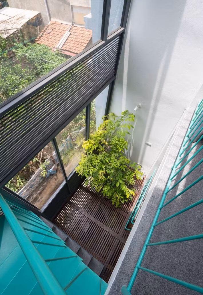 Khoảng thông tầng và sàn khung gỗ góp phần tạo nên sự thoáng đãng cho cả ngôi nhà. Ảnh: Triệu Chiến