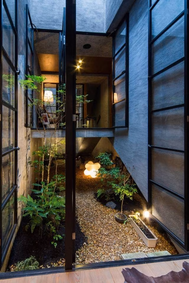 Cửa kính lắp dọc chiều dài tầng một giúp mở rộng tầm nhìn giữa các không gian kết nối. Ảnh: Homeli