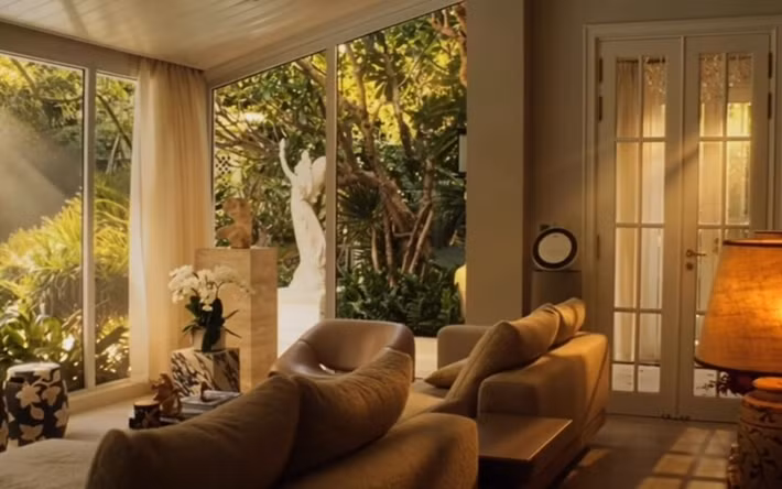 Những bức tường trắng thanh thoát, mái ngói đỏ rực rỡ dưới ánh hoàng hôn, tạo nên một không gian sống mở. Ảnh: FB Do Manh Cuong