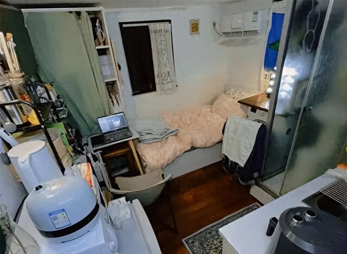 Mới đây, một căn hộ cho thuê ở Hong Kong gây chú ý trên mạng xã hội khi diện tích chỉ vỏn vẹn 5m2 có giá thuê khoảng 4.000 đô la Hồng Kông/tháng (tương đương khoảng 13,5 triệu đồng). Ảnh: Toutiao