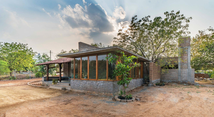 Nằm trong nông trại của chính gia chủ tại thành phố Hyderabad (Ấn Độ), ngôi nhà 1 tầng có diện tích lên đến 270m2, được thiết kế theo phong cách thô mộc. Ảnh: Ricken Desai
