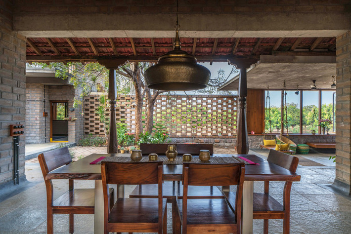 Khoảng sân trong rộng rãi, thông thoáng nằm ở khu vực trung tâm của căn nhà. Ảnh: Ricken Desai
