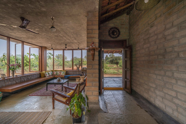 Điểm ấn tượng trong thiết kế nhà là tạo ra trải nghiệm thị giác đa dạng từ sự kết hợp khéo léo các vật liệu gạch, vôi và gỗ. Ảnh: Ricken Desai