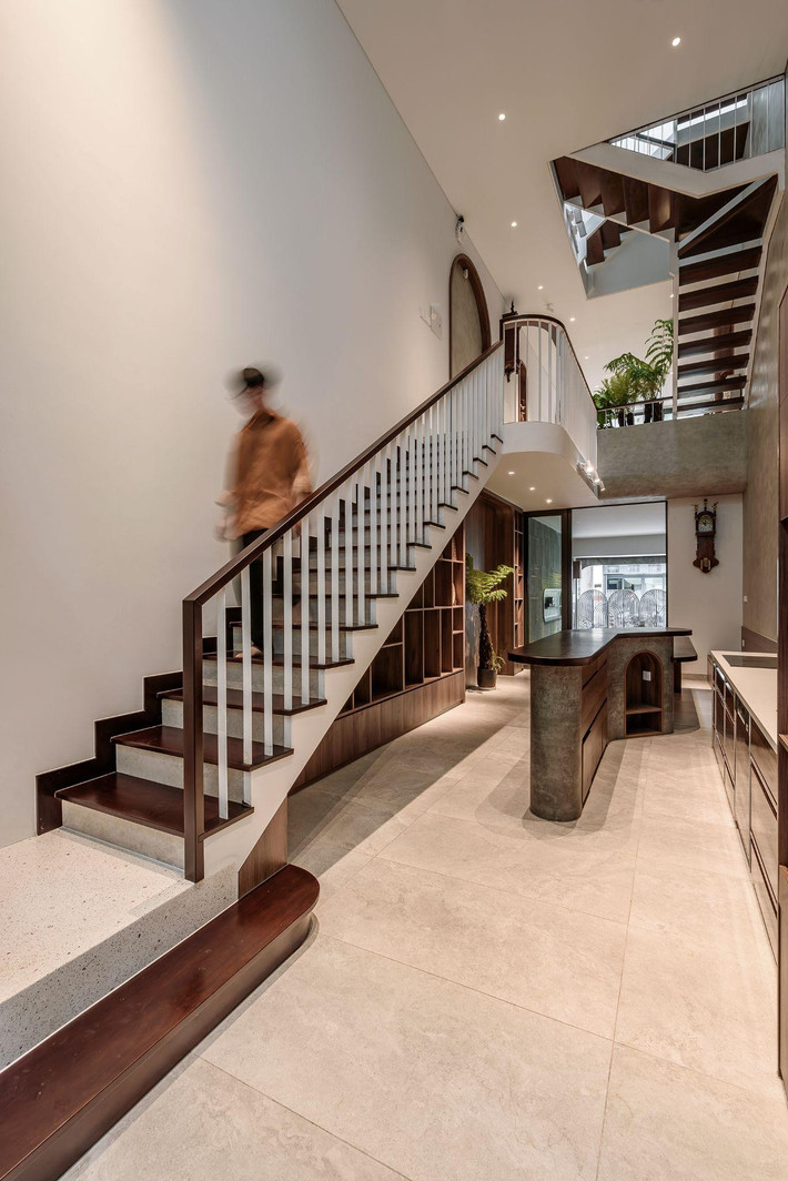 Lên tầng trên, cầu thang và ô thông tầng dịch chuyển về giữa nhà, giúp lõi không gian luôn thông thoáng. Ảnh: LonTon Studio