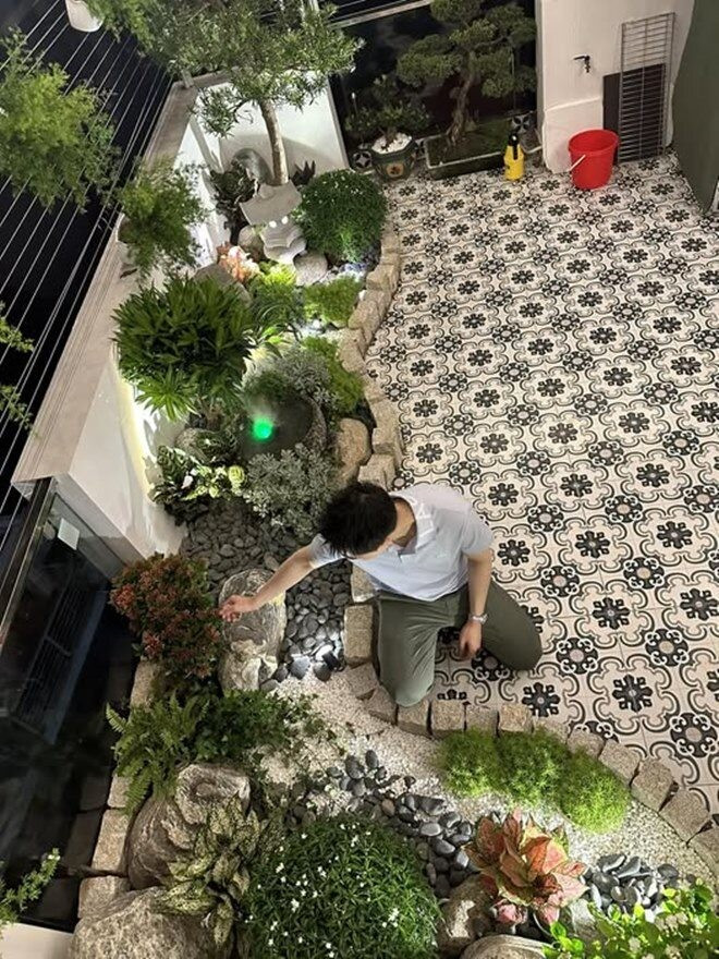 Sân thượng được thiết kế thành khu vườn nhỏ giữa lưng chừng trời. Ảnh: chụp màn hình