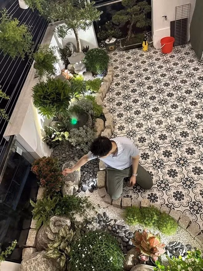 Sân thượng được thiết kế thành khu vườn nhỏ giữa lưng chừng trời. Ảnh: chụp màn hình