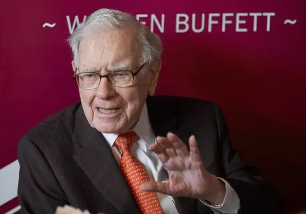Trong suốt 60 năm, Warren Buffett đã lãnh đạo Berkshire và biến công ty thành liên doanh có cổ phần gói gọn nền kinh tế Mỹ. Ảnh: The New York Times
