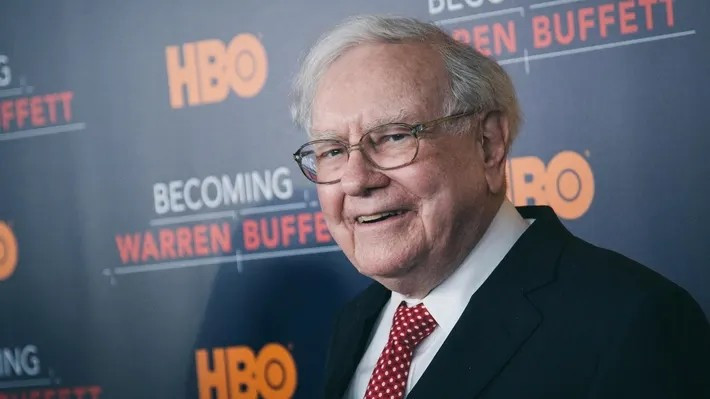 Dù tuổi cao, Warren Buffett vẫn là hình ảnh biểu tượng cho sự đầu tư dài hạn và trách nhiệm xã hội. Ảnh: Forbes