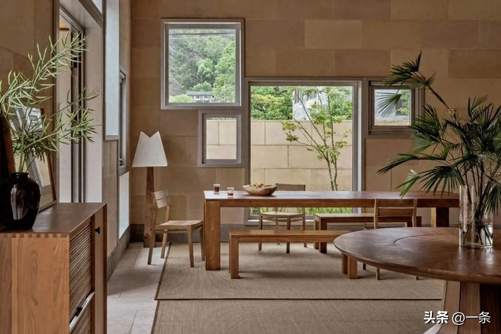 Nội thất trong nhà chủ yếu bằng gỗ, với thiết kế nhằm đáp ứng thói quen sinh hoạt khác nhau của các thành viên. Ảnh: Sohu