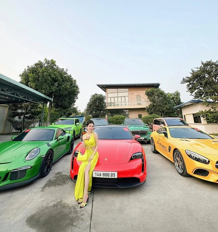 Bên cạnh đó, Ngân Collagen còn sở hữu bộ sưu tập siêu xe đắt đỏ, bao gồm Range Rover, Maybach, Porsche và gần nhất là một xe sang trị giá gần 12 tỷ đồng. Ảnh: FBNV