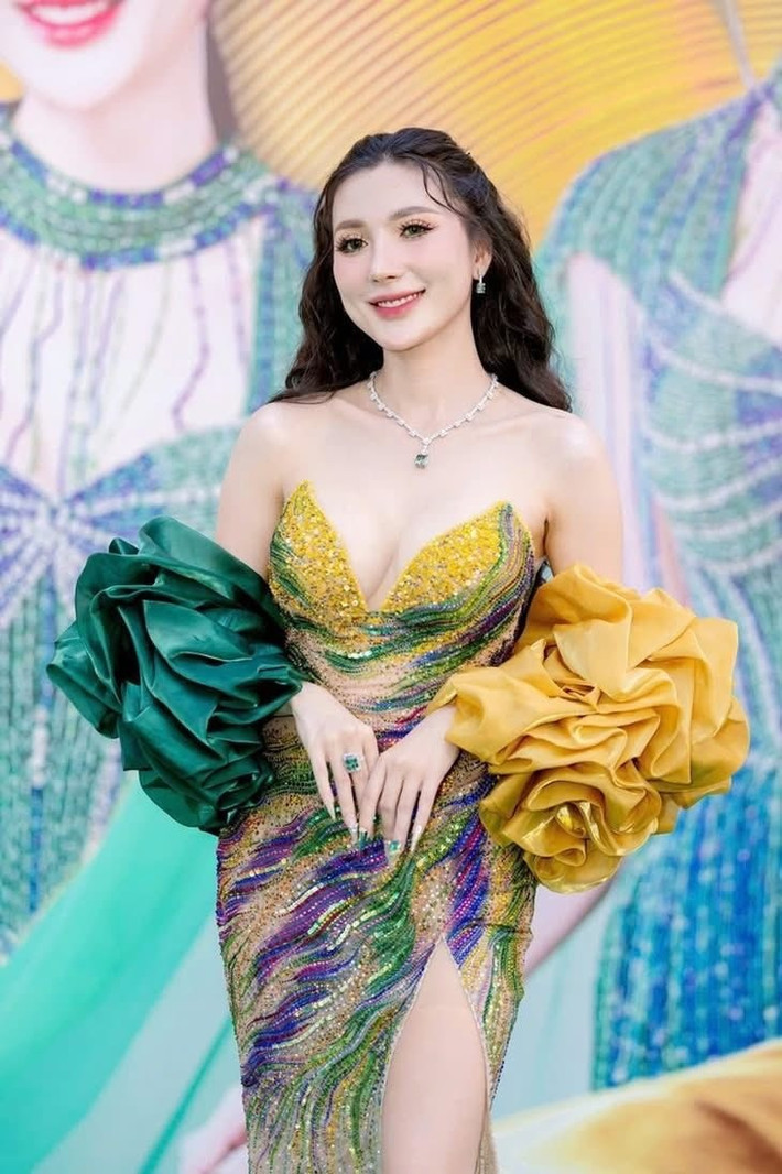 Ngân Collagen tên thật là Trần Thị Bích Ngân, sinh năm 1995 tại Cà Mau nhưng hiện đang sống tại Cần Thơ. Không chỉ nổi tiếng với vai trò người sáng lập và điều hành thương hiệu mỹ phẩm N-Collagen, Bích Ngân còn khiến nhiều người trầm trồ trước khối tài sản khổng lồ. Ảnh: FBNV