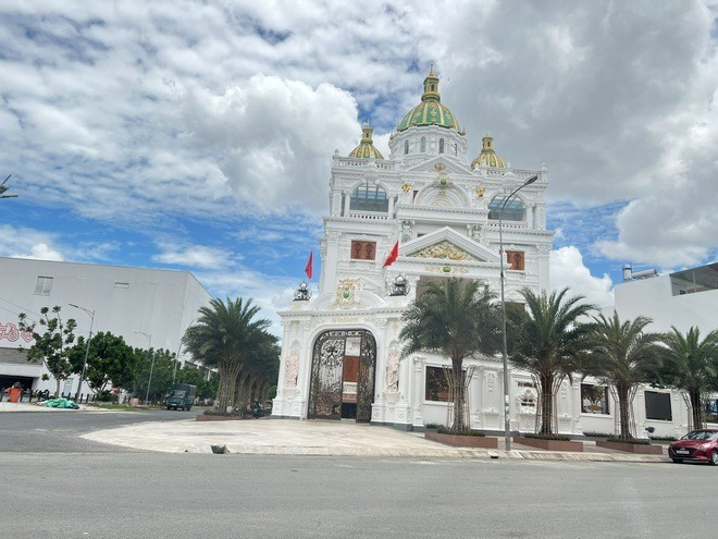 Căn biệt thự rộng 1.000 m2, mất 5 năm để hoàn thiện. Ảnh: FBNV