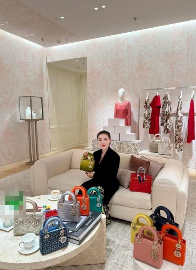 Chưa hết, bộ sưu tập túi Hermes của Ngân Collagen còn cho thấy đỉnh cao của sự sang trọng. Ảnh: FBNV