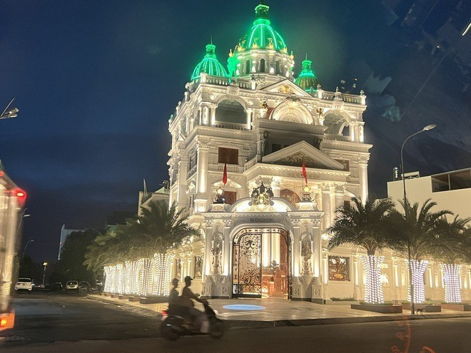 Toàn bộ căn biệt thự được lắp hệ thống đèn rực rỡ, phát sáng nổi bật vào ban đêm. Ảnh: FBNV
