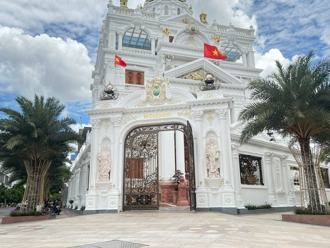 Dinh thự đồ sộ có màu trắng chủ đạo, chạm trổ hoa văn cầu kỳ theo lối kiến trúc cổ điển. Ảnh: FBNV