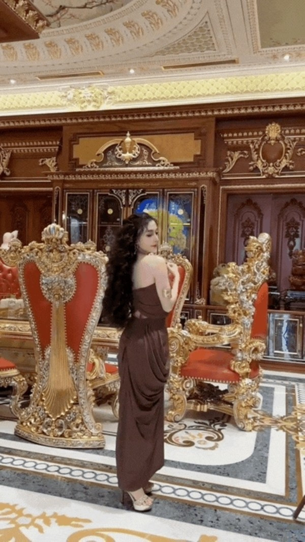 Nội thất trong nhà được cho là trang trí bằng vàng, đá quý. Ảnh: Chụp màn hình